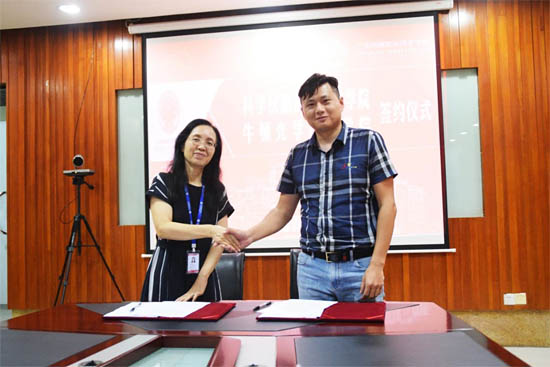 張愛國副校長代表學校與廣州市儀器行業(yè)協(xié)會曾俊科秘書長正式簽約